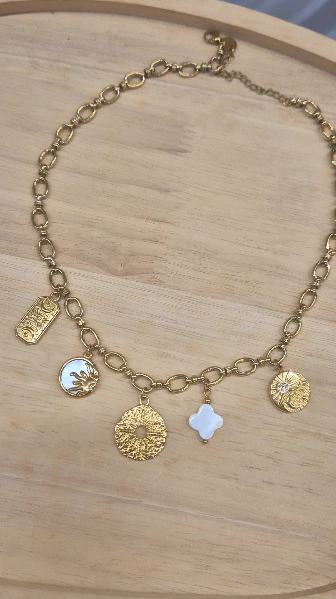 Collier doré et blanc