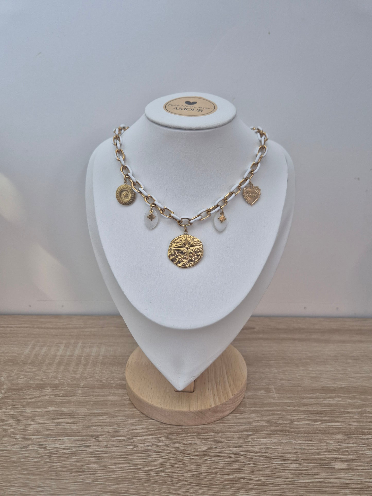 Collier breloque blanc