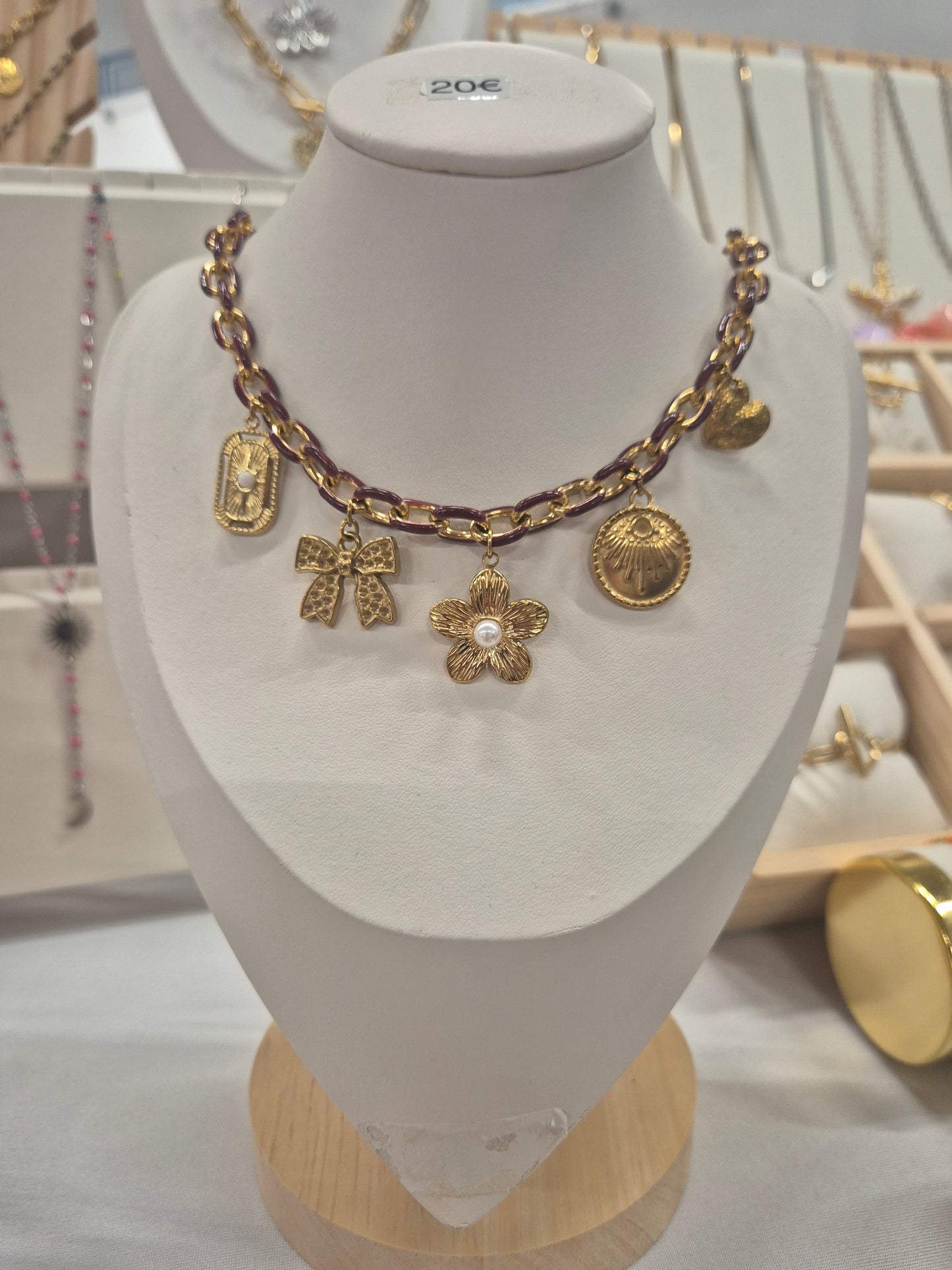 Collier breloques bordeau