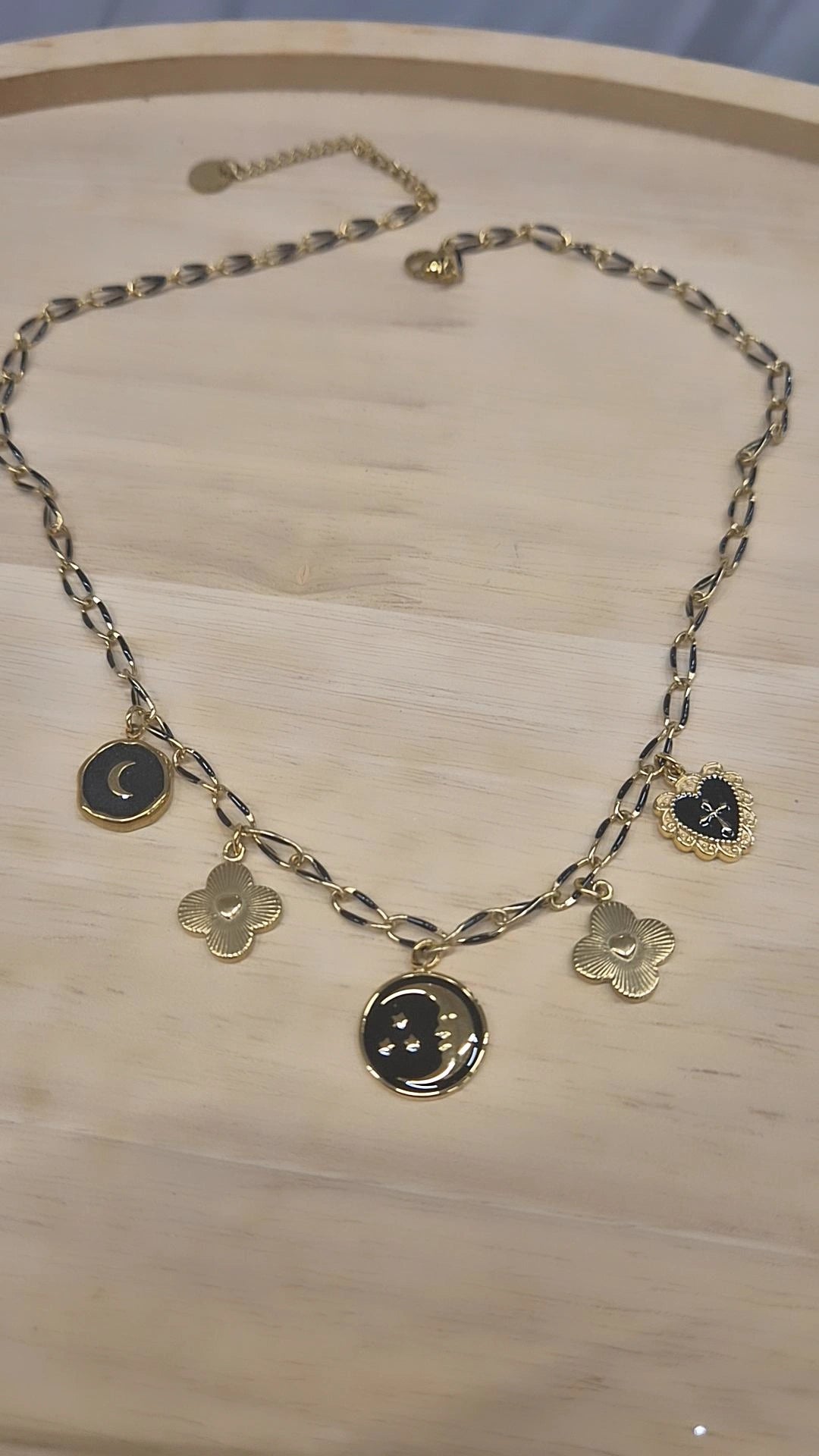 Collier breloques noir