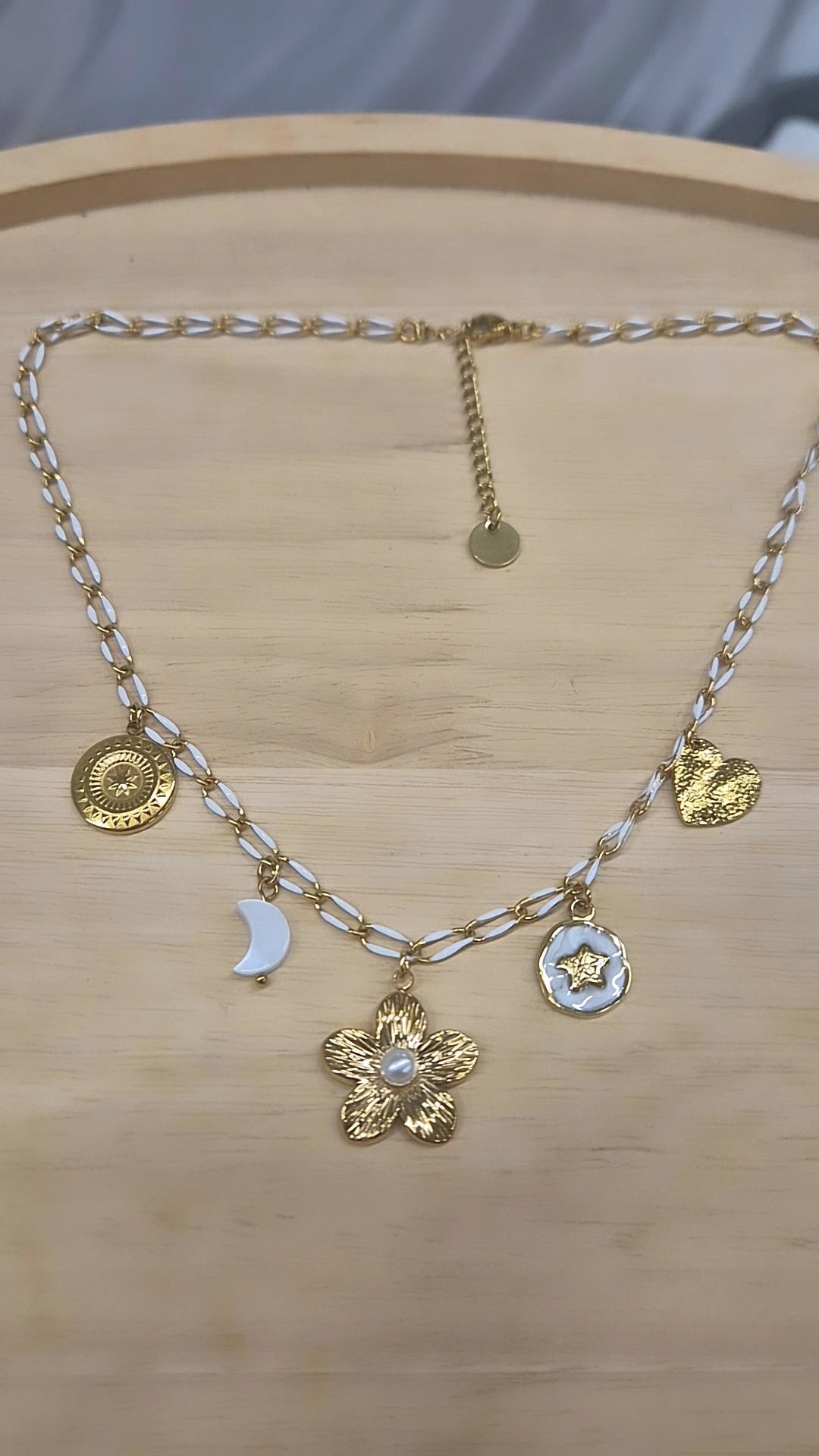 Collier breloques blanc