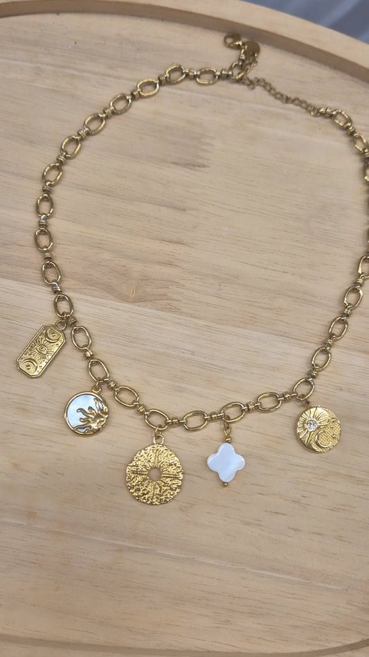 Collier doré et blanc