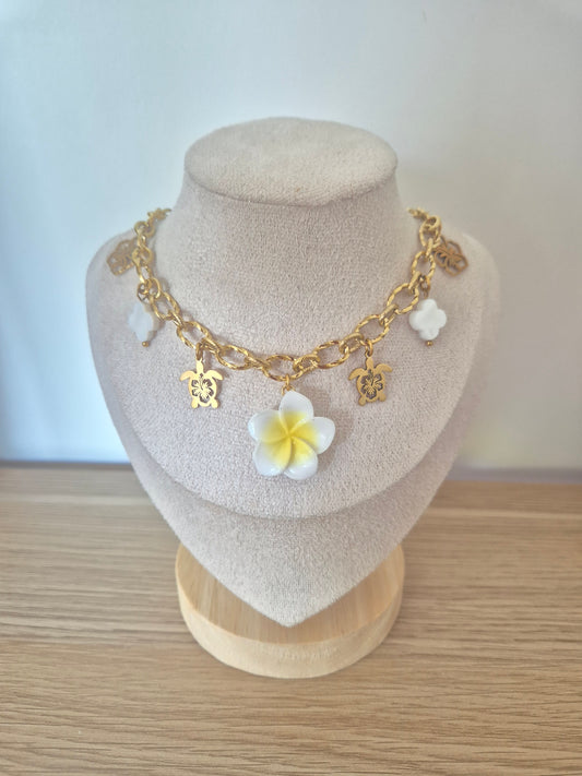 Collier breloques fleur de frangipanier