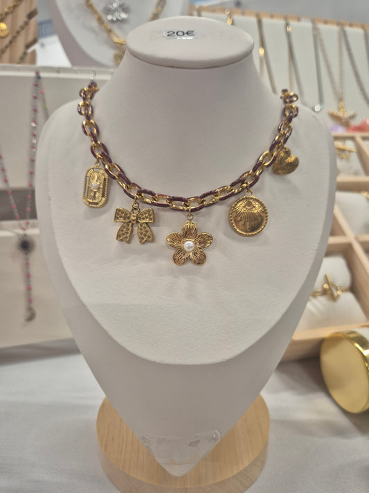 Collier breloques bordeau