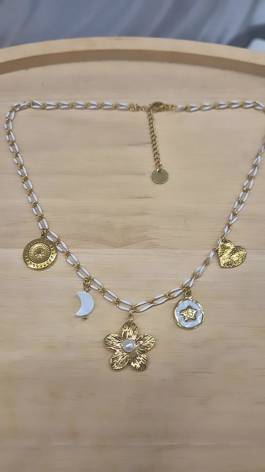 Collier breloques blanc